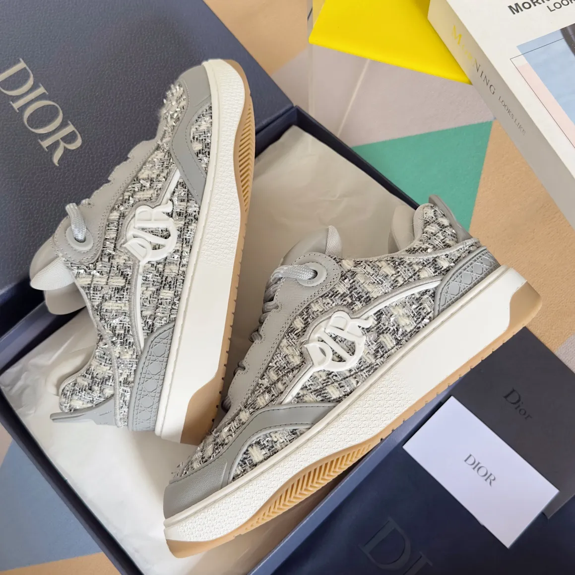 [DIOR] P: 820💰 Men's 39-44. (Male 38. 45. Customized) Dior Dior B9S series top version bread shoes casual sports shoes skate shoes original purchase development and production This new B9S skateboard sneakers are inspired by skateboarding and Dior's high-order spirit. Crafted from navy blue cotton tweed, the classic cannage pattern is reinterpreted with grained calfskin details in homage to Dior's savoir-faire. Padded tongue and technical fabric leg provide ideal comfort. Iconic details abound throughout the design, such as the Dior signature on the heel and tongue, cannage-patterned panels, and the rubber Dior Charm signature on the side inspired by the Dior logo. The rubber soles engraved with Oblique printing with a gradient effect are more refined and can add a high-end temperament to various looks. Exquisite packaging at the delivery counter🛍📦 ▪️Fabric: Original customized first-layer cowhide + tweed ▪️Inner lining: Customized breathable lining ▪️Outsole: Original open-molded anti-slip TPU material ▪️Sole thickness: 3.5CM.